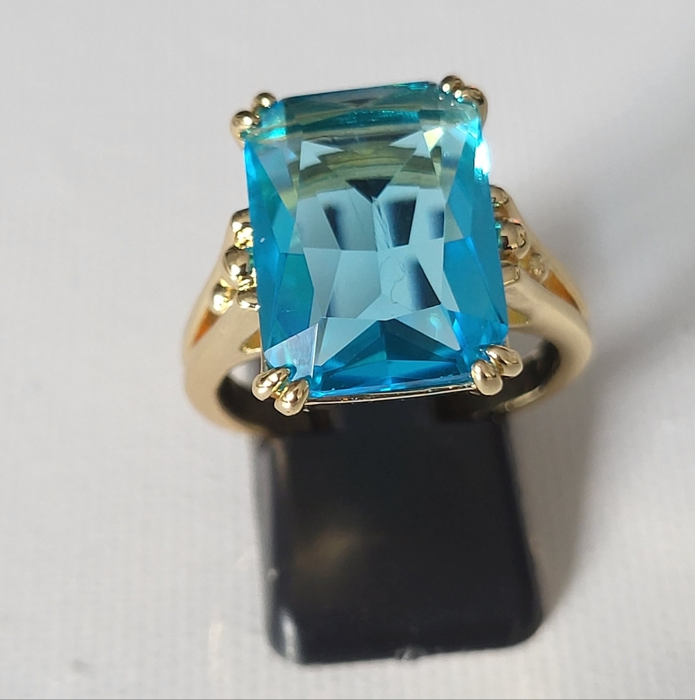 Beautiful Emerald Cut Aquamarine Color Stone Sz 9